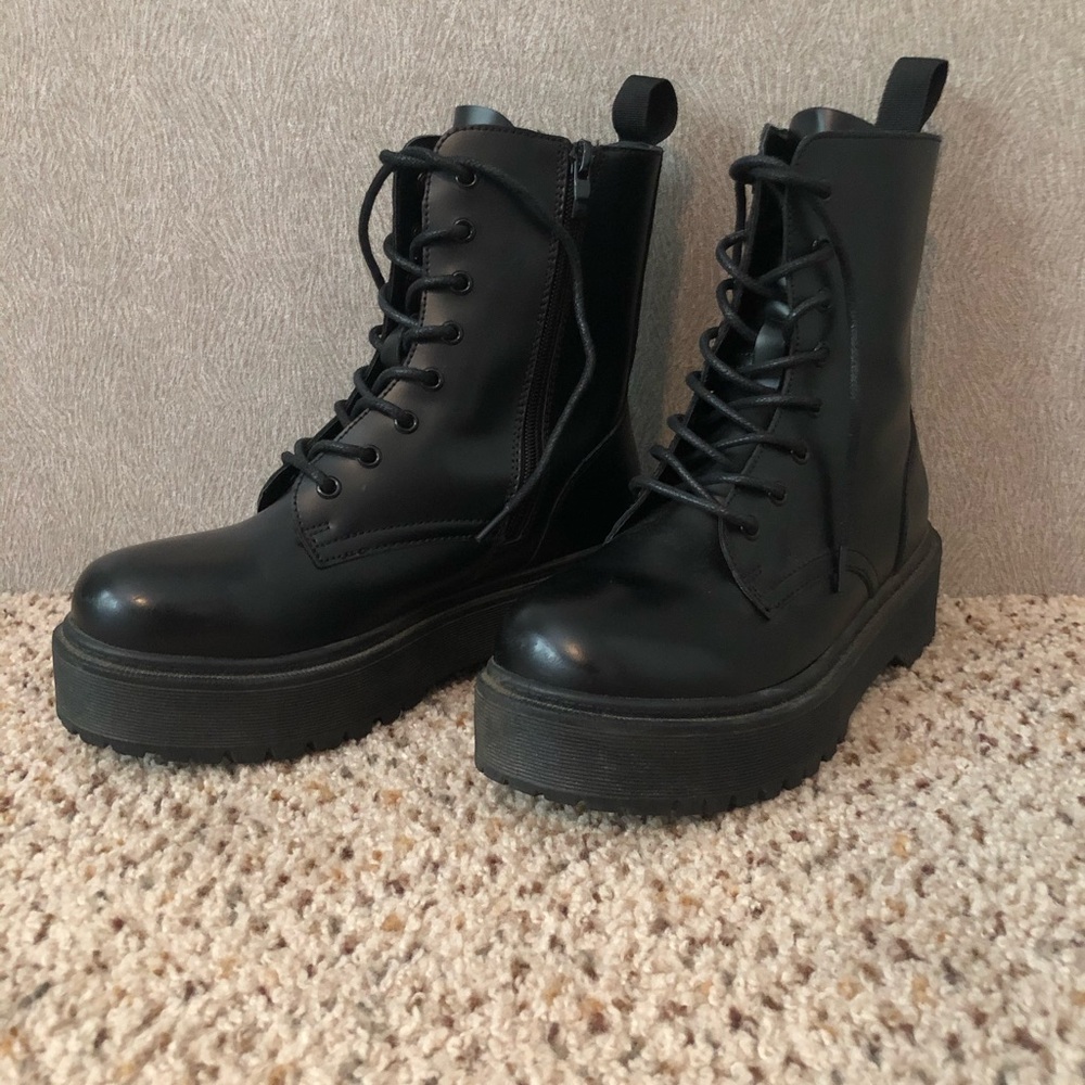 (SOLD) Yoki Women’s Black Combat Boots